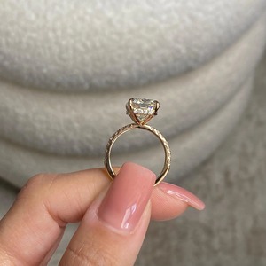 Bague de fiançailles en diamant de laboratoire de 7,00 carats, taille Radiant allongée, pureté F VVS1 VVS2, or rose 18 carats, solitaire, halo caché et pierres latérales - Product Image 4
