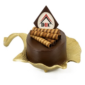 Plateau de service en métal aluminium doré en forme de feuille pour décoration de table sophistiquée pour les mariages et les chocolats. - Product Image 4