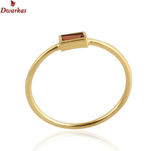 Bague minimaliste classique simple en argent sterling 925 plaqué or avec pierre précieuse naturelle grenat, fabricant en gros, stock disponible - Product Image 1