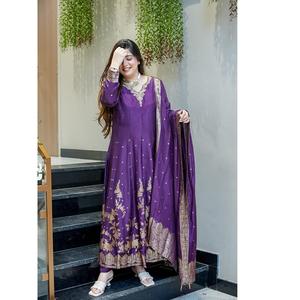 Robe Anarkali à forte demande, nouvelle arrivée, ensemble Kurti 3 pièces, soies Banarasi avec travail manuel complet sur le col pour les occasions de fête et les mariages - Product Image 1