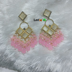 Boucles d'oreilles pendantes Kundan plaquées or à la mode avec des bijoux de déclaration ethnique en perles pour les mariages et les vêtements de fête - Product Image 2