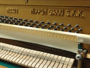 Piano droit classique Yamaha U1D, importé du Japon, artisanat supérieur, haute qualité, finition noire, performances fluides - Product Image 4