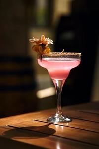 Magnifiques verres à vin en verre rose personnalisables rehaussent les célébrations en faisant de chaque moment un moment spécial et intentionnel. - Product Image 4