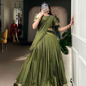 Magnifique Lehenga en soie de créateur avec broderie Zari, Lehenga Choli, Lehenga pour demoiselles d'honneur, Lehenga pour les fonctions de mariage. - Product Image 1