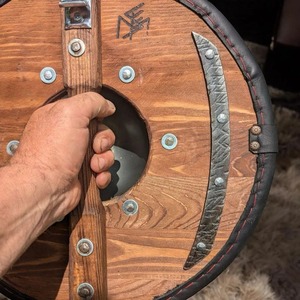 Nouveau bouclier en bois lourd de conception unique professionnel rond médiéval fabrique un bouclier de couteaux Viking sur mesure - Product Image 6