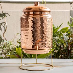 IndianArtVilla Pot distributeur d'eau martelé traditionnel en cuivre pur pour le stockage et la boisson avec support-Avantages ayurvédiques pour la santé - Product Image 2