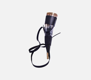 Auténtico Cuerno Vikingo para Beber de Cuerno de Buey Natural con Correa de Hombro Ajustable de Cuero Genuino y Borde de Latón Grabado, Apto para Alimentos - Product Image 2