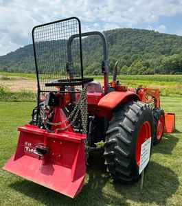 Tractor usado Kubota M6060 asequible con accesorio a la venta - Product Image 2