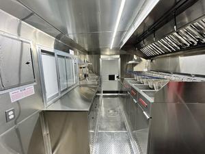 รถขายอาหารเคลื่อนที่สีดำราคาประหยัด ขนาด 4.8 เมตร ตัวถังเหล็ก พร้อมมอเตอร์ รถตู้จัดเลี้ยงสำหรับบริการนอกสถานที่ พร้อมพื้นที่เตรียมอาหาร - Product Image 5