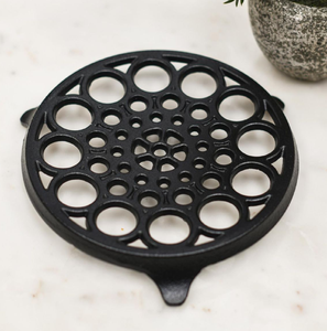 Salvamanteles de hierro fundido negro con diseño detallado de corona de ardilla y bellota para uso en la mesa de la cocina disponible a precios baratos al por mayor - Product Image 3