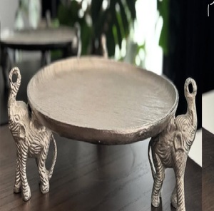 Plateau rond en métal avec finition nickelée, design éléphant, pour servir des chocolats et des desserts - Product Image 1