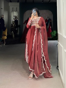 Conjunto Salwar de Algodón Étnico de Color Evergreen de la Colección Premium de Aspecto Elegante con Lentejuelas y Bordado de Hilo - Product Image 2