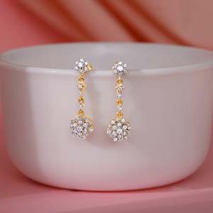 Pendientes de Diamantes Gold Ageratum, Creados para Quienes Buscan un Lujo Inspirado en la Pura Belleza - Product Image 6