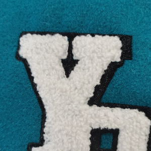 Chaquetas de bombardero de lana de retazos para hombre con logotipo bordado personalizado chaqueta de béisbol universitaria con mangas de cuero PU - Product Image 4