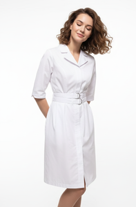 Tunique médicale professionnelle pour femme d'Asie du Sud, en blanc moderne, avec col mandarin et boutons sur le devant, debout - Product Image 3