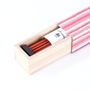 Set de Incienso Kayuragi de Melocotón Blanco, 40 Varillas con Soporte de Madera, Quemador Aromático de Almizcle para Decoración del Hogar en Otoño - Product Image 1