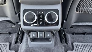 รถยนต์พลังงานใหม่ Jaguar I-Pace EV400 First Edition ปี 2019 394 แรงม้า มอเตอร์คู่ ระบบขับเคลื่อนสี่ล้อ ระบบกันสะเทือนแบบลม ของแท้จากโรงงาน พร้อมขาย - Product Image 3