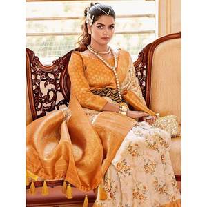 Encantador Sari de Seda Suave con Estampado Floral Blanco Hueso para Festivales y Bodas - Product Image 3