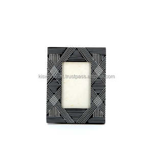 Marco de fotos de madera moderno Marco de fotos de madera único con detalles hechos a mano para un toque de elegancia - Product Image 2