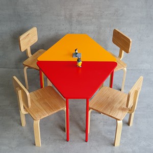 Ensemble table et chaises de maternelle au design moderne KGD041, forme trapézoïdale, en plastique confortable, avec 4 chaises pour les écoles - Product Image 5