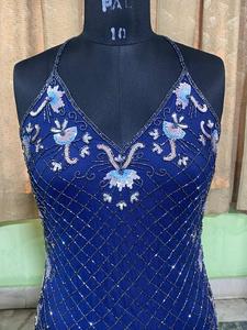 Robe de soirée élégante ou robe de cocktail modeste avec fente haute sur la jambe droite, broderie florale en sequins et perles, luxe nuptial - Product Image 3