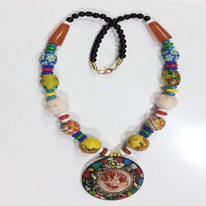 Venta al por mayor de collares de cuentas de resina de trabajo de mosaico para mujeres, uso de regalo disponible a precio a granel para exportación en el momento de la venta. - Product Image 1