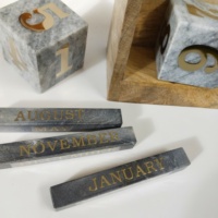 Calendrier multi-pièces Art Déco personnalisé en marbre gris et bois, fait main, avec accents en laiton, décoration d'intérieur, cadeau de bureau 365 jours