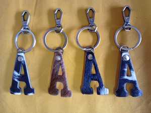 พวงกุญแจอักษร A-Z แบบกำหนดเองขายส่ง ชุดพวงกุญแจขนเทียม สายหนัง สำหรับกิจกรรมกลางแจ้ง แนวสปอร์ต อุปกรณ์เสริมเสื้อผ้า - Product Image 2