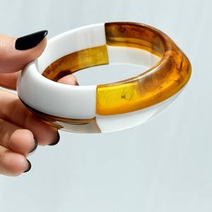 Brazaletes de Resina de Diseño de Alta Demanda, Joyería de Moda con Acabado Brillante y Estilo Moderno Disponible a Precio de Exportación - Product Image 5