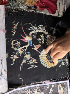 Papier peint en soie de luxe brodé à la main avec des motifs de paon et de pivoine - Murale artistique personnalisée pour la décoration haut de gamme des hôtels et des villas - Product Image 2