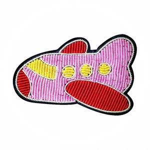 Bijoux de broderie faits à la main insigne de cuivre indien broche de dessin animé d'avion rose broderie de fil de lingot fournisseur personnalisé de haute - Product Image 1