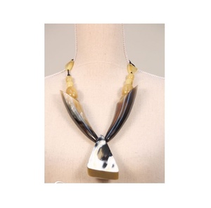 Collar con cuerno Simple moderno para mujer, Gargantilla cubana, simple y diseño de aspecto hecho a mano, pulido - Product Image 1