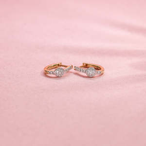 Pendientes de Perlas con Baño de Rodio y Aros de Diamantes, Opciones en Oro de 14k y Oro Rosa, Regalo Moderno para Ella - Product Image 6