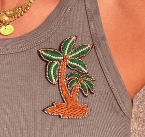 Broches de sport magnifiques et éblouissantes en perles pour les fans de sport, broches rondes en perles décoratives à vendre - Product Image 5