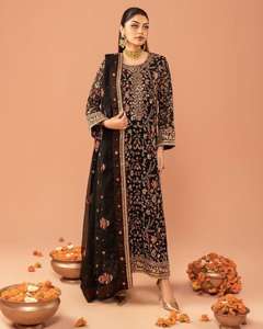 Kurta Negra Mariam con Bordado de Lentejuelas, Hilo de Georgette Sintético con Lentejuelas, con Diamantes Reales, Top y Pantalón con Dupatta - Product Image 2