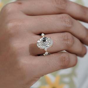 Anillo de compromiso con diamante de corte ovalado y halo oculto con piedras laterales marquise - Product Image 6