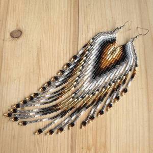 Boucles d'oreilles de créateur faites à la main avec un long pompon bijoux de perles de travail à la mode pour vêtements de fête pour femmes - Product Image 1