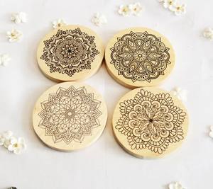 Les sous-verres Mandala en bois sont représentés dans l'image Ces sous-verres présentent des motifs de mandala complexes brûlés dans le bois - Product Image 1