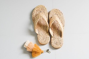 Scarpe in giacinto d'acqua con pantofola di <span class=keywords><strong>paglia</strong></span> colorata con pompon e pantofole in vimini in materiale naturale - Product Image 2