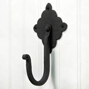 Crochets muraux en fer rustiques avec défilement classique détaillant parfait pour le stockage d'entrée dans les intérieurs à thème traditionnel - Product Image 3