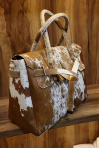 Bolso de mano de piel de vaca occidental para mujer con elegante bolso de hombro con patrón de logotipo de piel de vaca para viajes - Product Image 2