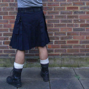 Kilt Utilitario de Mezclilla Azul Clásico para Hombre con Bolsillos Cargo y Herrajes Metálicos Plateados - Product Image 4