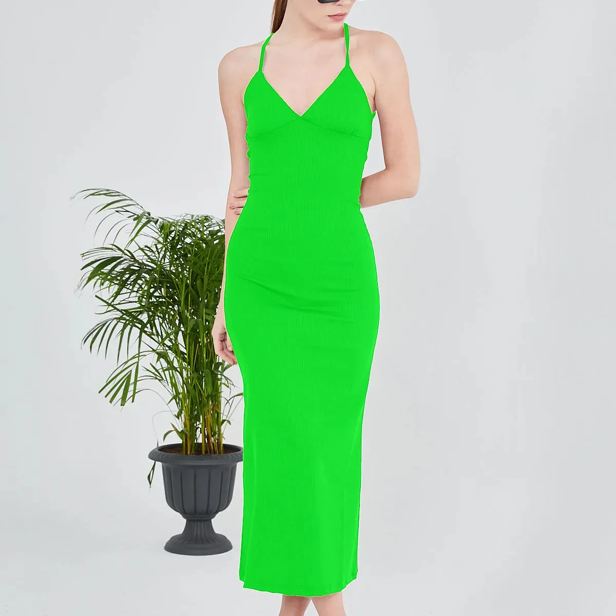 Yeşil halter boyun midi uzunluğu kumlu elbise