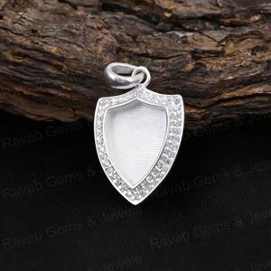 Pendentif de haute qualité en argent 925, 12x9 mm, bouclier entouré de zircon, demi-monture plaquée or 14 carats, serti de résine - Product Image 1