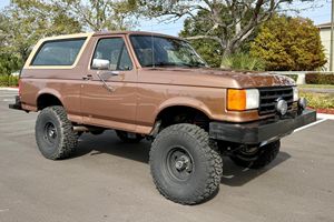 Ford Bronco Eddie Bauer 4x4 de 1987, occasion, boîte manuelle 4 vitesses, moteur V8 5.0 litres, couleur châtain clair, modifications tout-terrain - Product Image 3