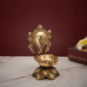 Diya de latón con vela individual, estilo antiguo, artículo de regalo perfecto, artesanía en metal para exportación - Product Image 3