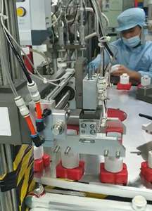 Máquina de llenado de tarros de crema semiautomática económica de 220V, máquinas de llenado de productos de embalaje de madera cosméticas neumáticas impulsadas por pistón - Product Image 4