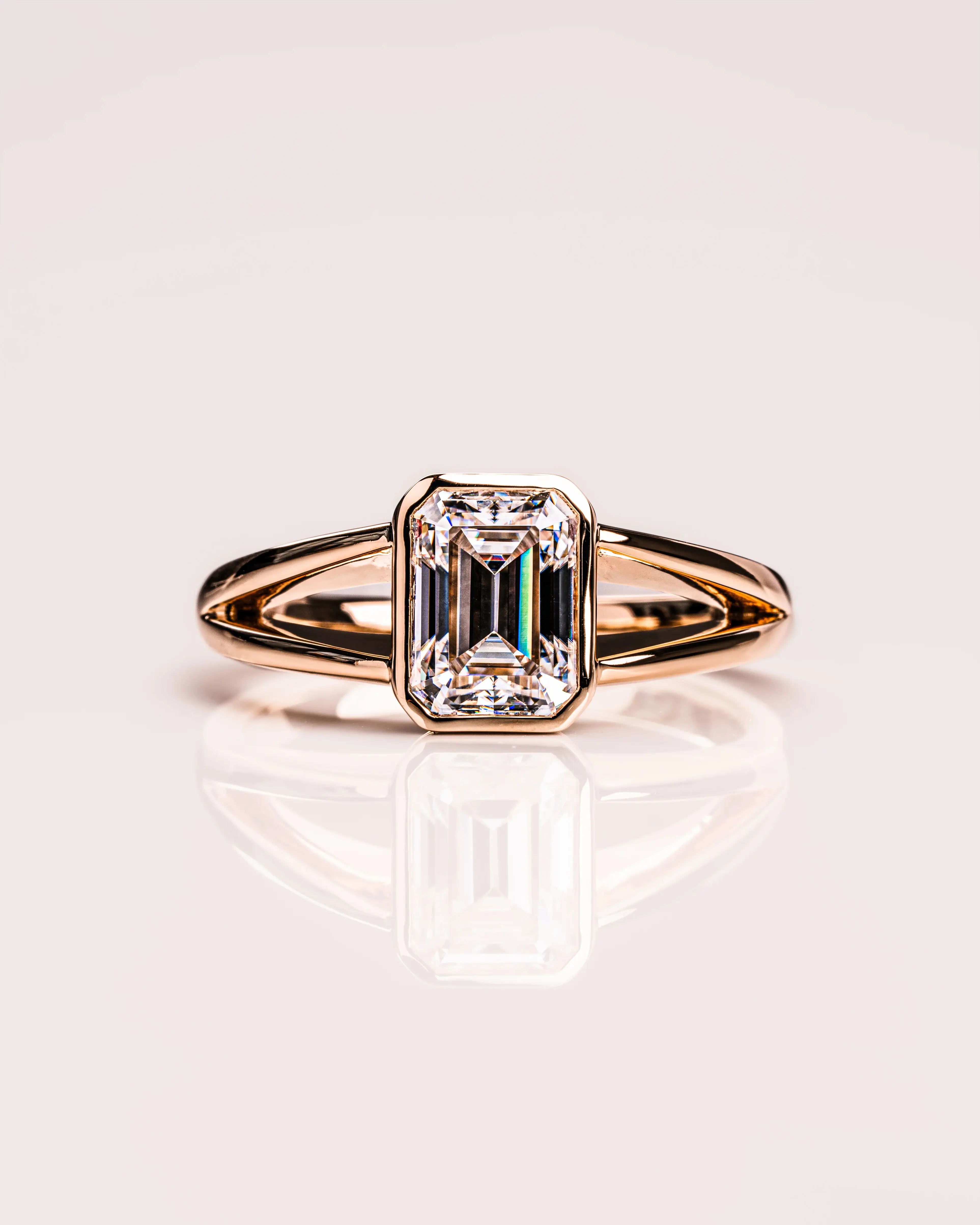 Anel de noivado em ouro 14K para mulheres bonitas, super oferta dos EUA, com moldura de diamante com corte esmeralda 2CT, presente perfeito