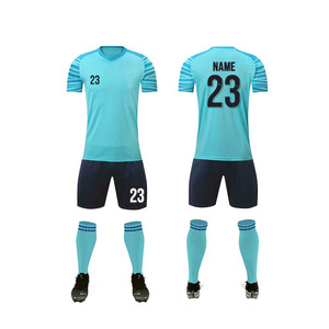 Ensemble d'uniformes de football personnalisés pour hommes et jeunes Maillot et short sublimés Tissu respirant à séchage rapide Fabricant de vêtements d'équipe OEM - Product Image 4