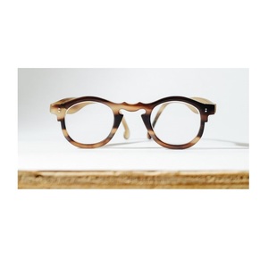 Monture de lunettes de soleil en corne faite à la main de qualité supérieure créée avec des détails méticuleux et une beauté naturelle pour les personnes à la mode - Product Image 5